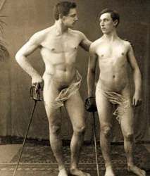 Esgrimistas posando, hacia 1910